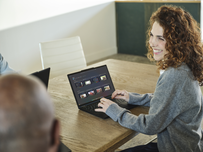 Ofis alanında bir ekip tarafından kullanılan bir Windows 11 Pro cihazının fotoğrafı.