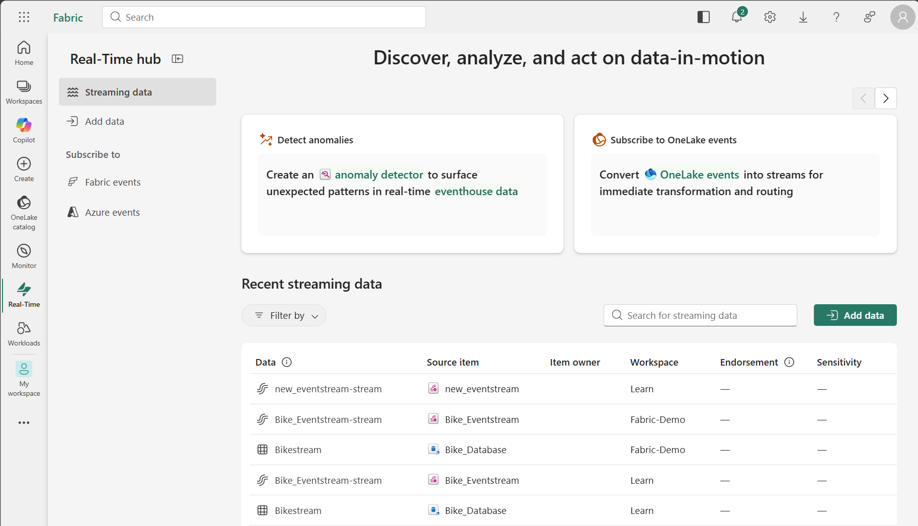 Akış verileri ve yeni veri kaynakları ekleme seçeneklerini içeren Real-Time hub ana sayfasını gösteren ekran görüntüsü.