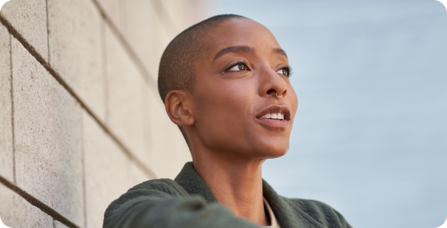 людина посміхається