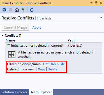Visual Studio 2019 中团队资源管理器的“解决冲突”视图中的冲突文件合并选项的屏幕截图。