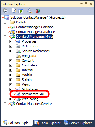 在 Contact Manager 解决方案中，ContactManager.Mvc 项目在根文件夹中包含一个 parameters.xml 文件。