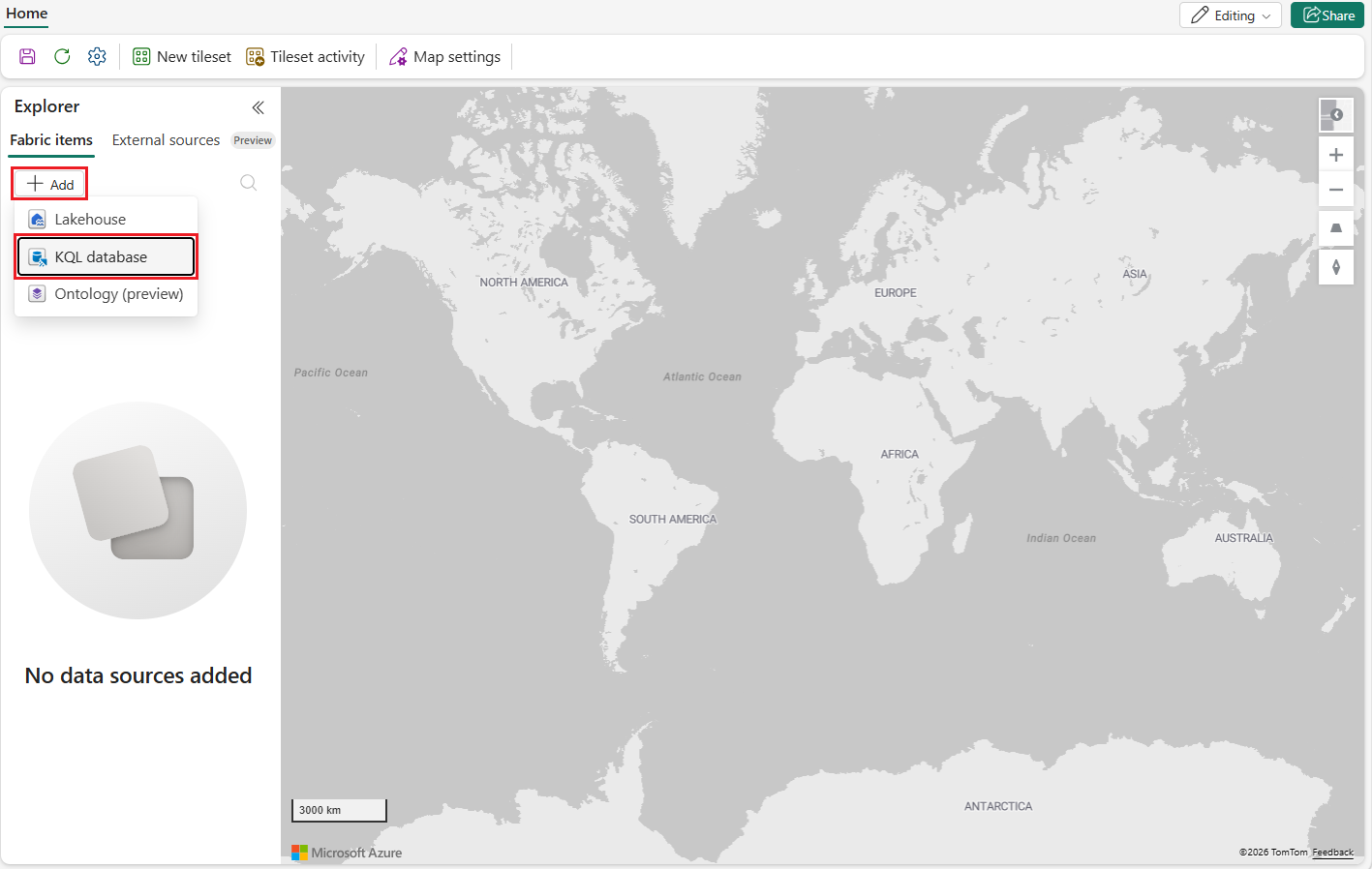 显示“Microsoft Fabric Maps”界面的屏幕截图，左侧包含“Fabric 项”和“外部源”选项卡的“资源管理器”窗格。选择了“Fabric 项”选项卡，其下方有一个“添加”按钮，下方有一个下拉菜单，该菜单显示在选择“添加”按钮之后。已选择 KQL 数据库。主区域在地图部分显示默认的世界地图。
