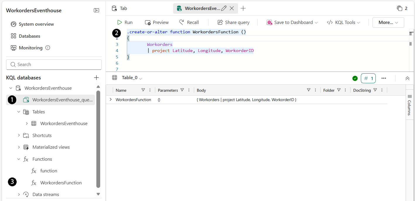Microsoft Fabric Eventhouse 接口的屏幕截图，其中显示了正在创建名为 WorkordersFunction 的新 Kusto 函数的 Functions 部分。左侧边栏显示导航树，其中选择了 Functions 文件夹。主编辑器面板显示 KQL 查询代码：.create-or-alter 函数 WorkordersFunction（） { Workorders | 项目纬度、经度、WorkorderID }。“运行”按钮显示在顶部的工具栏中，可以执行函数创建查询。此步骤建立一个可重用的数据源，用于从工作订单数据中提取客户坐标，以便在地图可视化效果中使用。