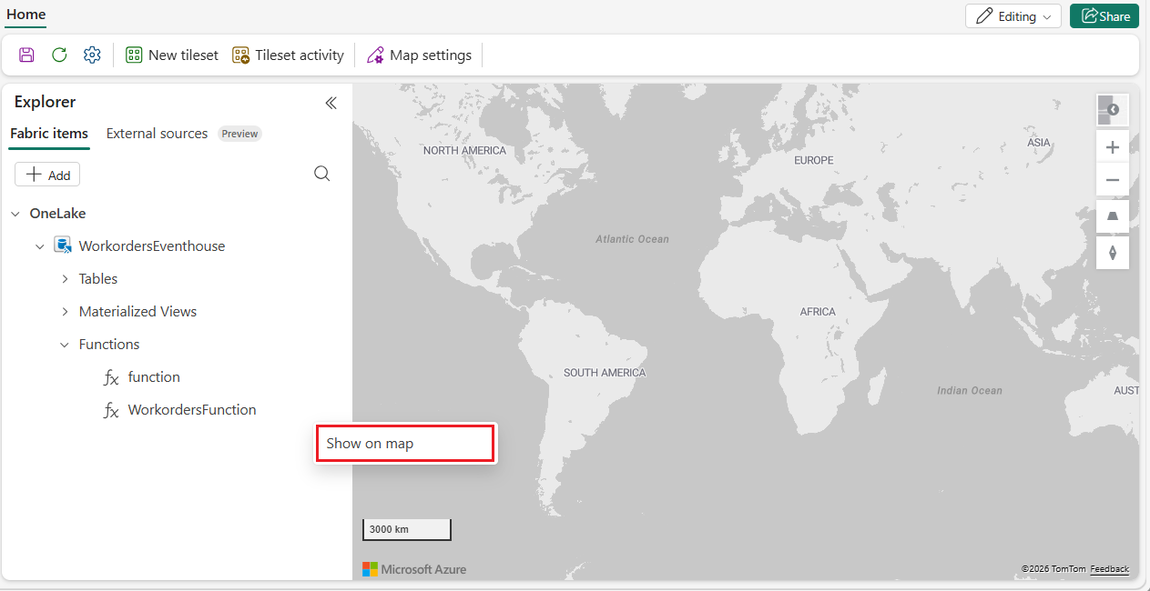 Microsoft Fabric Maps Explorer 面板的屏幕截图，其中显示了展开了 KQL 数据库部分的分层树结构。树显示 WorkordersEventhouse，其中包含 Workorders-Event 表和 WorkordersFunction 函数。在 WorkordersFunction 旁边，省略号菜单已打开，显示选项，其中特别用红色矩形边框突出显示的“在地图上显示”选项。