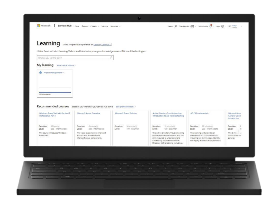 笔记本电脑显示 Microsoft Services Hub 中的“学习”屏幕。