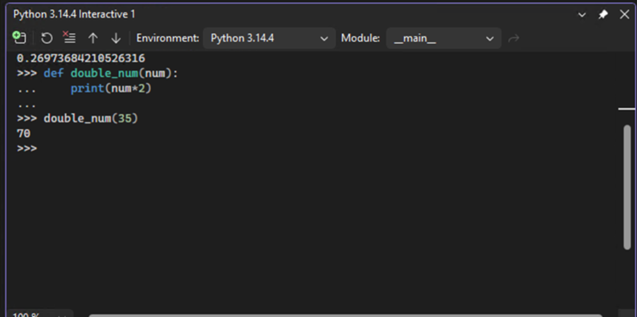 截图显示交互窗口在 Visual Studio 中如何为 Python 显示多行代码语句的续行提示。