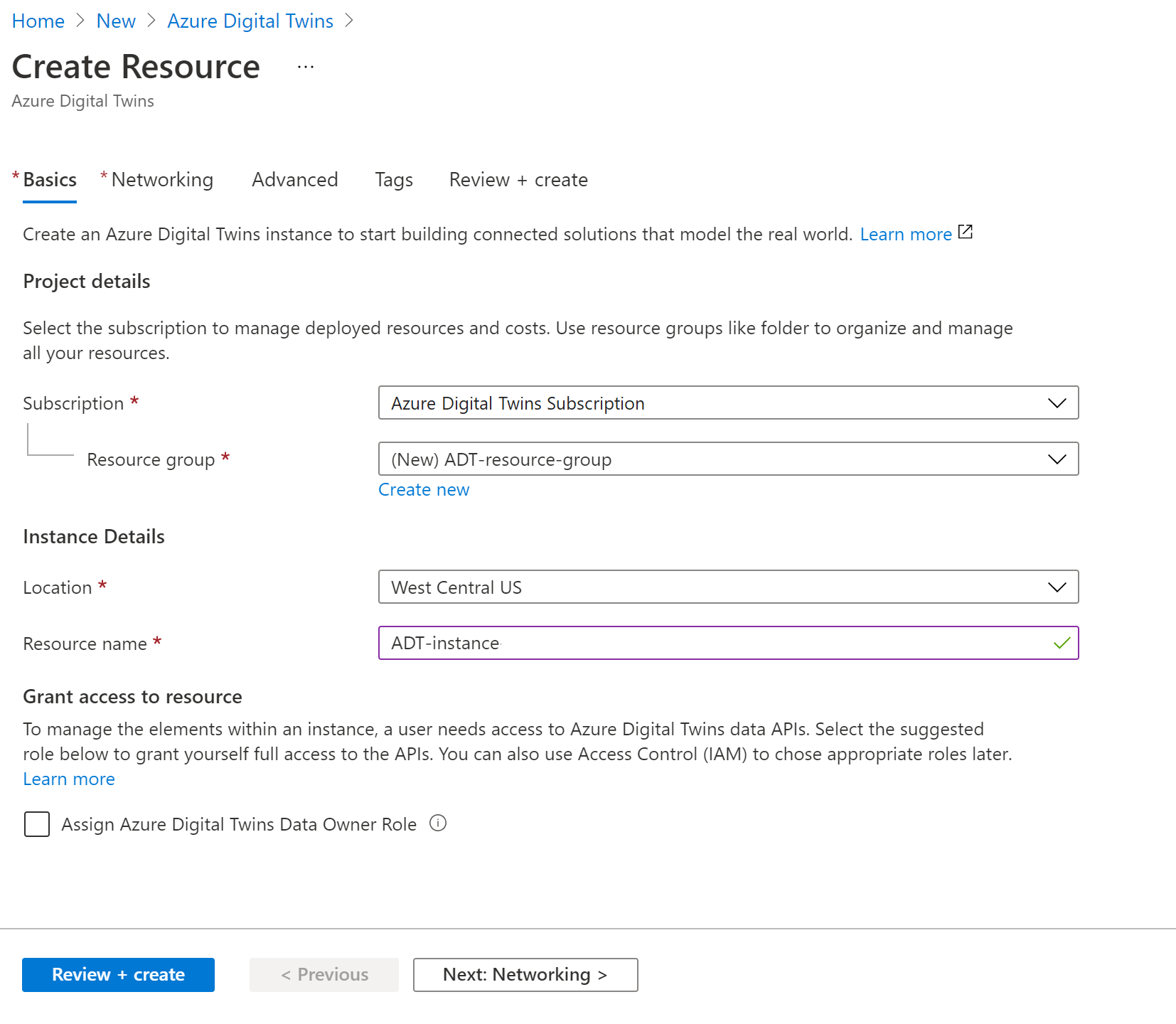 Azure 入口網站中 Azure Digital Twins 建立資來源程序的螢幕擷取畫面。會填入描述的值。