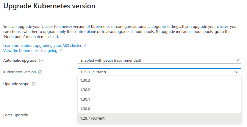 Azure 入口網站 中 AKS 叢集的升級刀鋒視窗螢幕快照。自動升級欄位會顯示已選取的 「修補程式」，並說明所選 Kubernetes 版本與叢集目前版本之間已淘汰的數個 API。