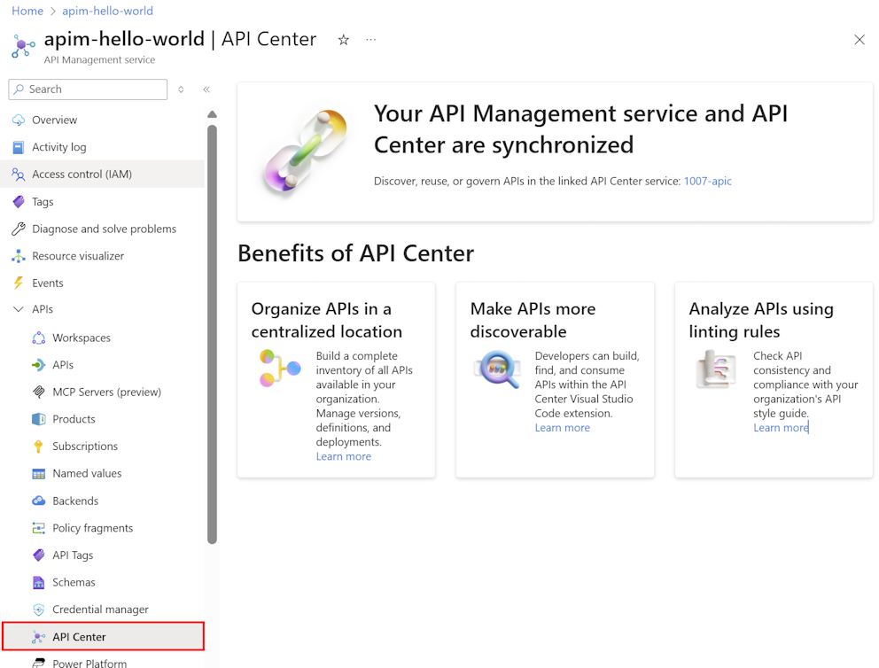 Azure 入口網站中的 APIM 執行個體，其中 [API 中心] 在左側功能表中受到強調。