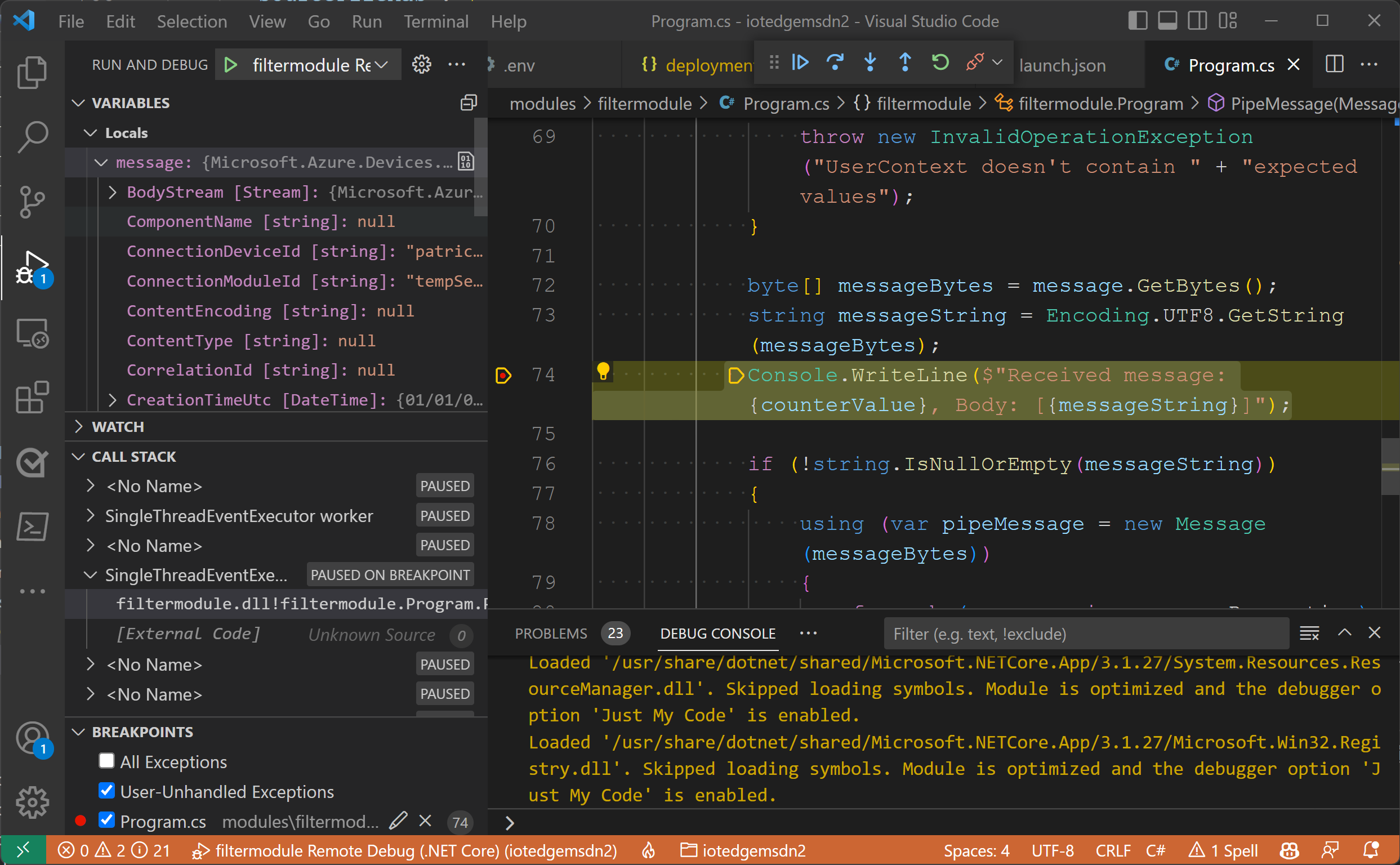 連結至遠端裝置上 Docker 容器的 Visual Studio Code 螢幕擷取畫面,這些容器在斷點暫停。