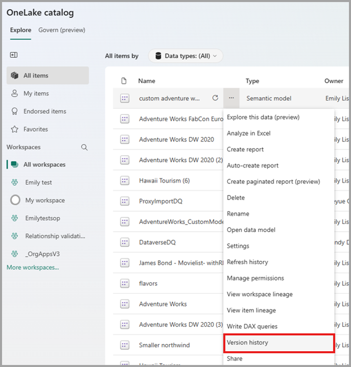 顯示如何從 OneLake 目錄內容清單中選取版本歷程記錄的螢幕快照。