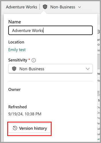 顯示如何從標題列編輯網路上語意模型時選取版本歷程記錄的螢幕快照。