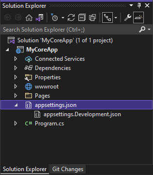 顯示已選取並展開 appsettings.json 的螢幕擷取畫面，其中會公開 appsettings。Visual Studio 方案總管中的 Development.json。